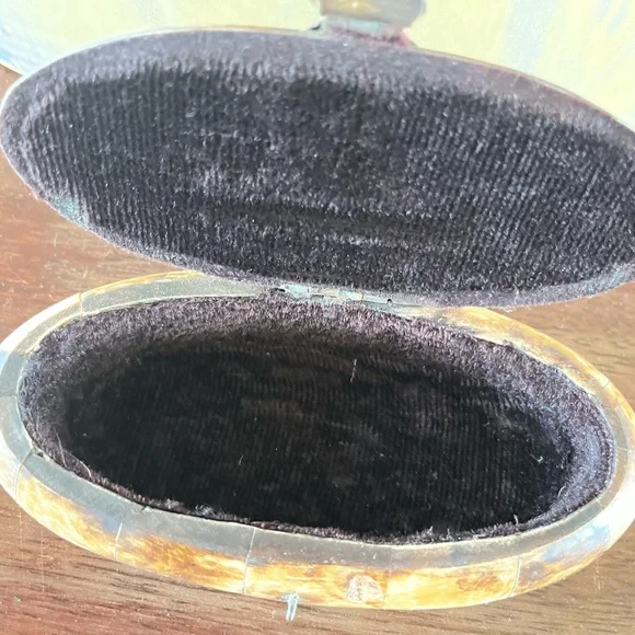 Ivory covered wood oval artesanal box - Picture 4 of 6